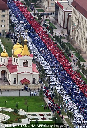 Hơn 100.000 người diễu hành mừng sinh nhật Tổng thống Putin ảnh 7