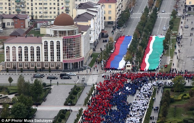 Hơn 100.000 người diễu hành mừng sinh nhật Tổng thống Putin ảnh 8