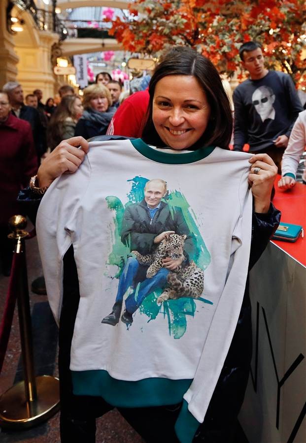 Hơn 100.000 người diễu hành mừng sinh nhật Tổng thống Putin ảnh 14