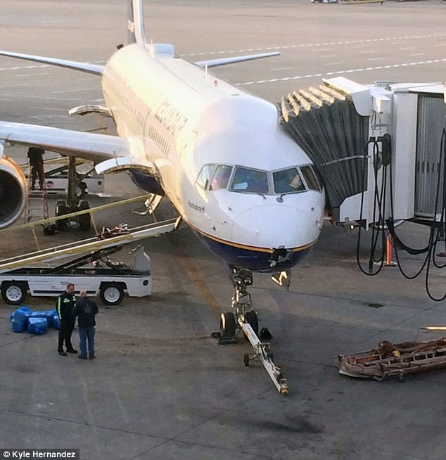 Máy bay Boeing bị sét đánh thủng mũi giữa không trung ảnh 1