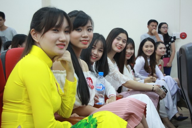Nữ sinh duyên dáng, tự tin thi tài Hoa khôi sinh viên Việt Nam 2017 ảnh 1