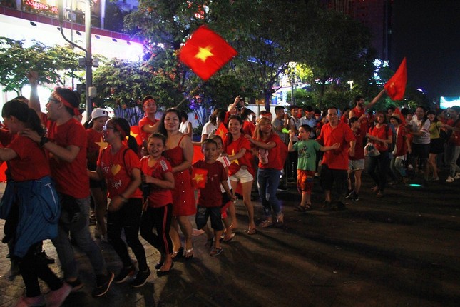 Du khách gõ chiêng chung vui cùng người hâm mộ Việt ảnh 4
