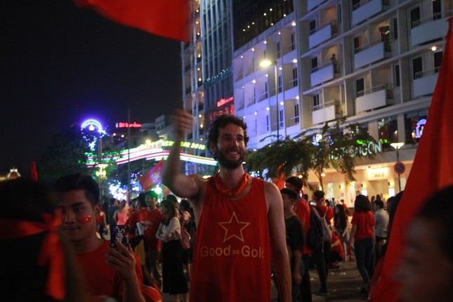 Du khách gõ chiêng chung vui cùng người hâm mộ Việt ảnh 7