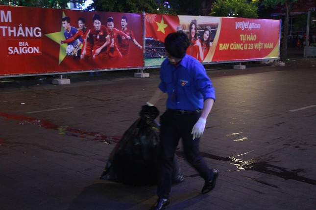 Những hình ảnh đẹp ở phố đi bộ Nguyễn Huệ sau chung kết U23 Việt Nam ảnh 12