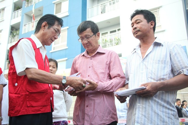 Hội Chữ thập đỏ cứu trợ khẩn cấp người dân thiệt hại trong vụ cháy ảnh 1
