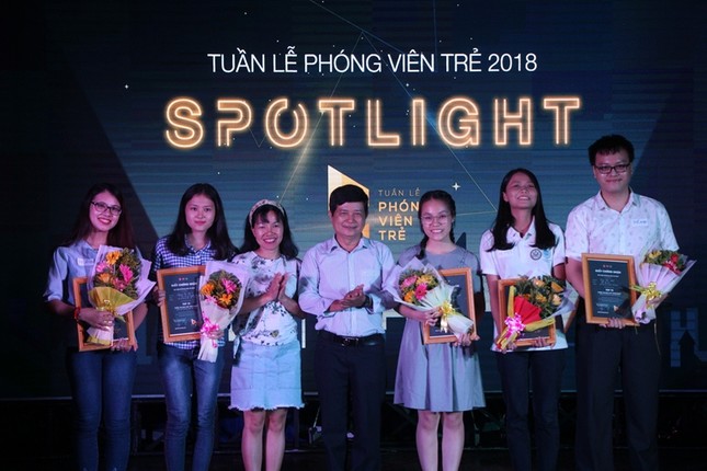 Nữ sinh trường Luật đoạt ngôi quán quân cuộc thi báo chí “Spotlight“ ảnh 5