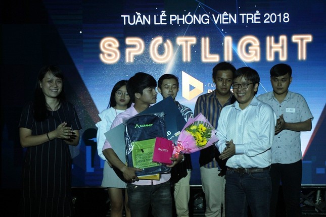 Nữ sinh trường Luật đoạt ngôi quán quân cuộc thi báo chí “Spotlight“ ảnh 3