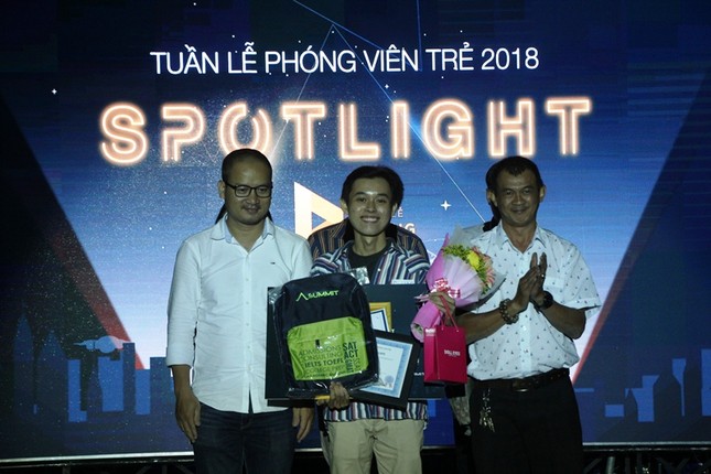 Nữ sinh trường Luật đoạt ngôi quán quân cuộc thi báo chí “Spotlight“ ảnh 4