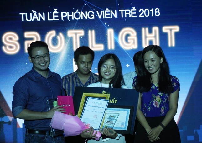 Nữ sinh trường Luật đoạt ngôi quán quân cuộc thi báo chí “Spotlight“ ảnh 2