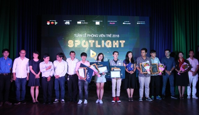 Nữ sinh trường Luật đoạt ngôi quán quân cuộc thi báo chí “Spotlight“ ảnh 7