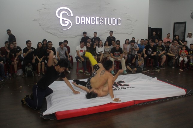 Mục kích bạn trẻ Sài Gòn đấu vật kiểu Mỹ ảnh 4