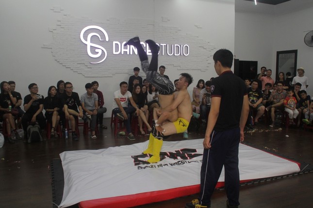 Mục kích bạn trẻ Sài Gòn đấu vật kiểu Mỹ ảnh 6
