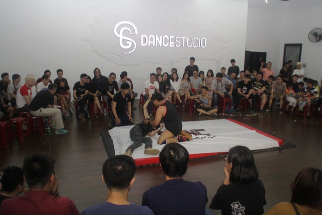 Mục kích bạn trẻ Sài Gòn đấu vật kiểu Mỹ ảnh 2