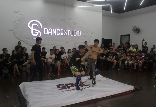 Mục kích bạn trẻ Sài Gòn đấu vật kiểu Mỹ ảnh 7