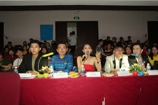 Lộ diện Hoa khôi 'Duyên dáng sinh viên Kinh tế - Luật 2019' ảnh 8