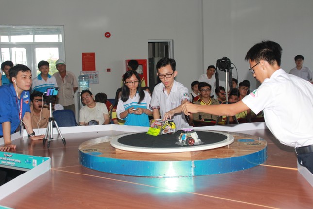 Bạn trẻ sôi nổi nhảy flashmob, ca hát, thi tài robot... ở ngày hội Tân sinh viên ảnh 7