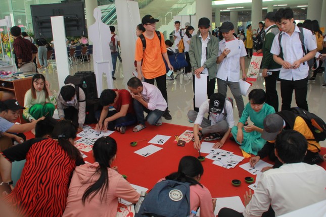 Bạn trẻ sôi nổi nhảy flashmob, ca hát, thi tài robot... ở ngày hội Tân sinh viên ảnh 5