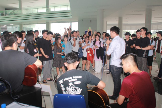 Bạn trẻ sôi nổi nhảy flashmob, ca hát, thi tài robot... ở ngày hội Tân sinh viên ảnh 3