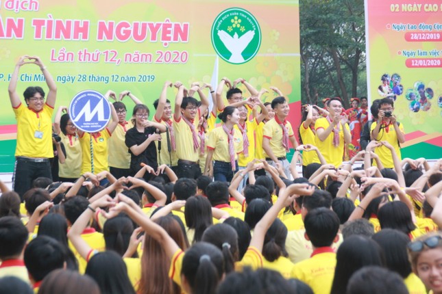 Nghìn bạn trẻ TPHCM hào hứng ra quân chiến dịch Xuân tình nguyện 2020 ảnh 2