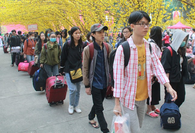 2.500 sinh viên TPHCM lên 'Chuyến xe mùa xuân' về quê đón Tết ảnh 11