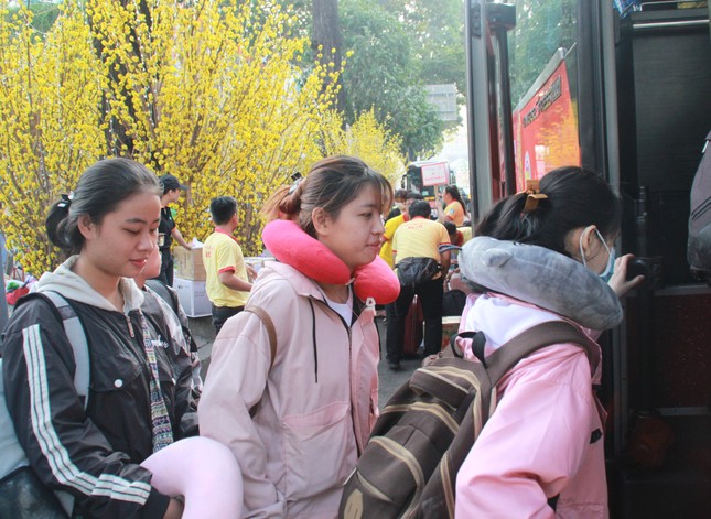2.500 sinh viên TPHCM lên 'Chuyến xe mùa xuân' về quê đón Tết ảnh 7