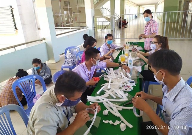 Tuổi trẻ BVĐK Bình Thuận làm kính bảo hộ tặng y bác sỹ chống dịch ảnh 1