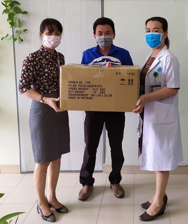 Tuổi trẻ BVĐK Bình Thuận làm kính bảo hộ tặng y bác sỹ chống dịch ảnh 2
