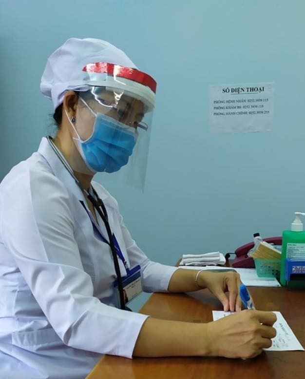 Tuổi trẻ BVĐK Bình Thuận làm kính bảo hộ tặng y bác sỹ chống dịch ảnh 3