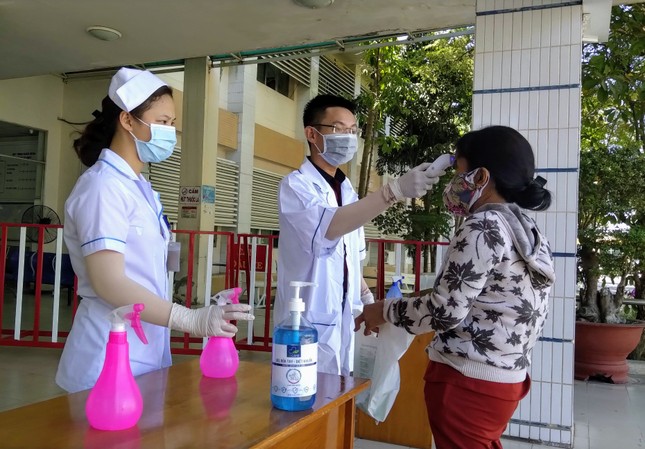 Tuổi trẻ BVĐK Bình Thuận làm kính bảo hộ tặng y bác sỹ chống dịch ảnh 4