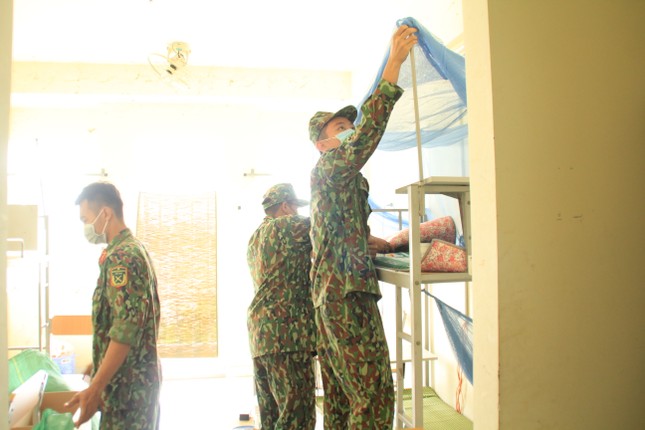 Tình nguyện viên ở Ký túc xá làm nơi cách ly ảnh 12