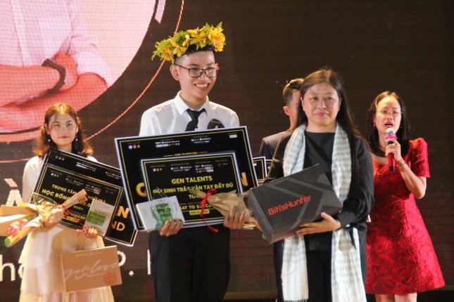 Chàng sinh viên năm nhất trở thành quán quân thi hùng biện ảnh 6