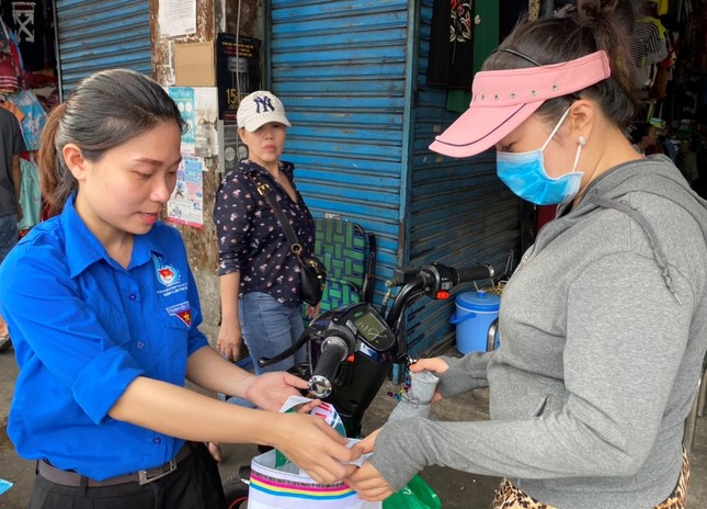 Bạn trẻ TP HCM chung tay giảm rác thải nhựa tại chợ dân sinh, chung cư ảnh 6