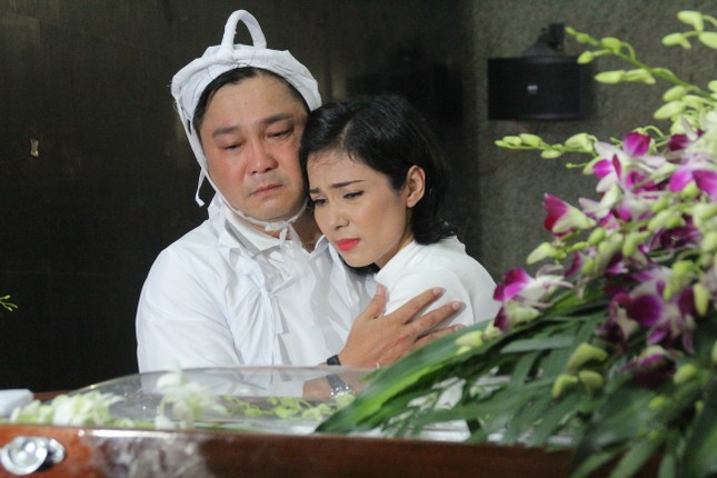 Việt Trinh an ủi, chia sẻ nỗi đau mất cha của Lý Hùng khi tới viếng NSND Lý Huỳnh ảnh 4