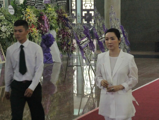 Việt Trinh an ủi, chia sẻ nỗi đau mất cha của Lý Hùng khi tới viếng NSND Lý Huỳnh ảnh 7