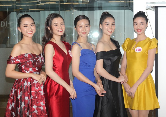 Stylist Kye Nguyễn, Hoa hậu Tiểu Vy 'chấm điểm' thi ảnh Aqua Challenge tại HHVN 2020 ảnh 1