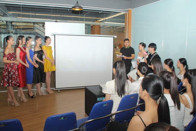 Stylist Kye Nguyễn, Hoa hậu Tiểu Vy 'chấm điểm' thi ảnh Aqua Challenge tại HHVN 2020 ảnh 5