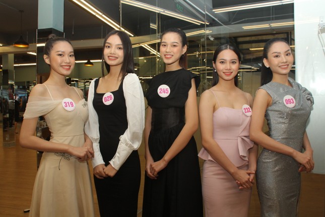 Stylist Kye Nguyễn, Hoa hậu Tiểu Vy 'chấm điểm' thi ảnh Aqua Challenge tại HHVN 2020 ảnh 2