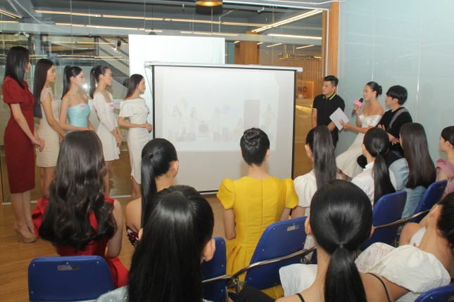 Stylist Kye Nguyễn, Hoa hậu Tiểu Vy 'chấm điểm' thi ảnh Aqua Challenge tại HHVN 2020 ảnh 4