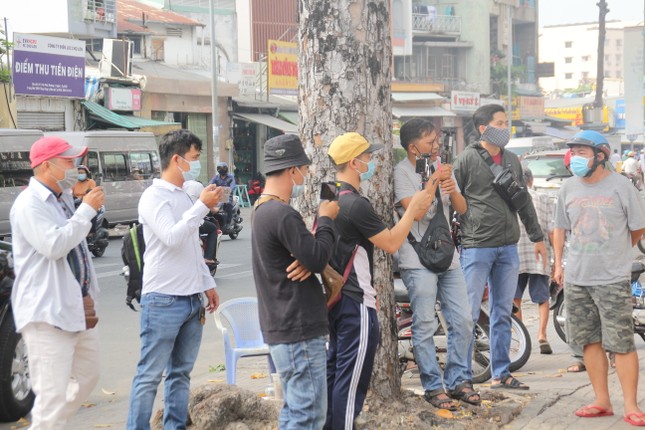'Rừng' streamer bủa vây theo dõi từng động tĩnh ở trung tâm pháp y để thi thể Chí Tài ảnh 11