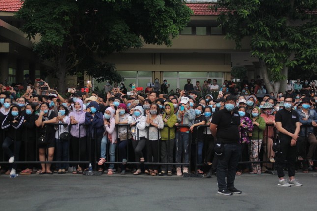 Đến tiễn biệt Chí Tài, người dân nhớ mãi về hình ảnh người nghệ sỹ hiền hậu, thân tình ảnh 4