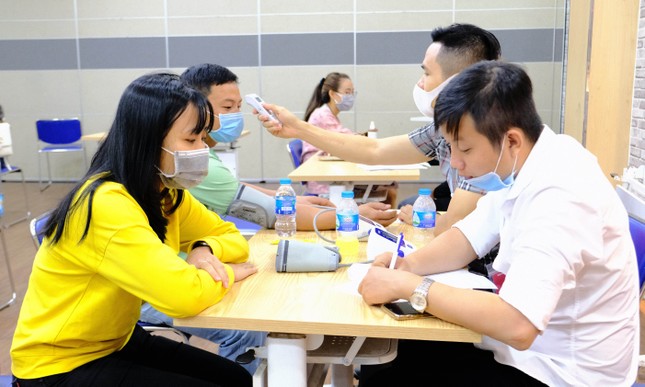 Sôi nổi ngày hội hiến máu Chủ nhật Đỏ 2021 tại TPHCM ảnh 6