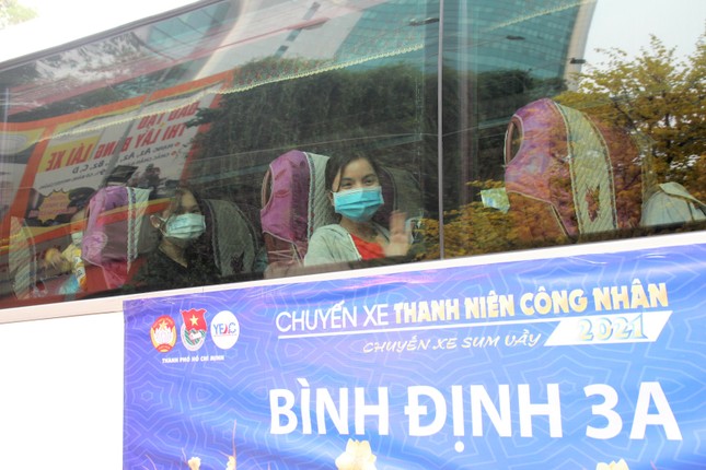 Thanh niên công nhân, người lao động về quê trên những 'Chuyến xe sum vầy' ảnh 7