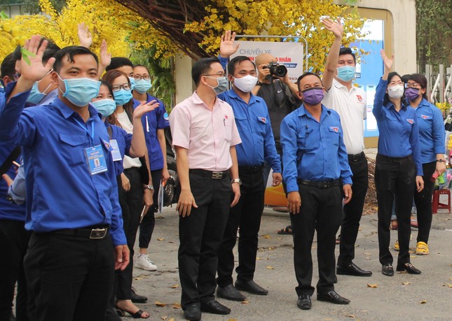 Thanh niên công nhân, người lao động về quê trên những 'Chuyến xe sum vầy' ảnh 9