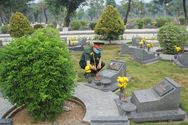 Lãnh đạo TPHCM dâng hương Anh hùng liệt sĩ, dâng cúng Quốc tổ Hùng Vương, Đức Lễ Thành hầu Nguyễn Hữu Cảnh ảnh 11