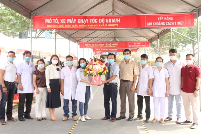 Sinh viên khai báo y tế online, quét thân nhiệt tự động trước khi vào ký túc xá ĐHQG TPHCM ảnh 6