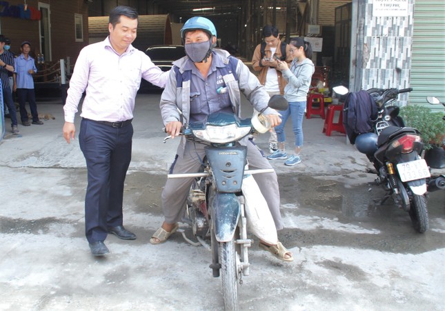 Người đàn ông được chủ xe Mercedes tặng xe: 'Món quà giúp con tôi đi học đỡ mặc cảm' ảnh 5