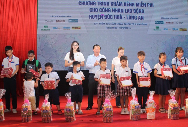 Khám bệnh, tặng quà cho 1.000 công nhân, người lao động Long An ảnh 8