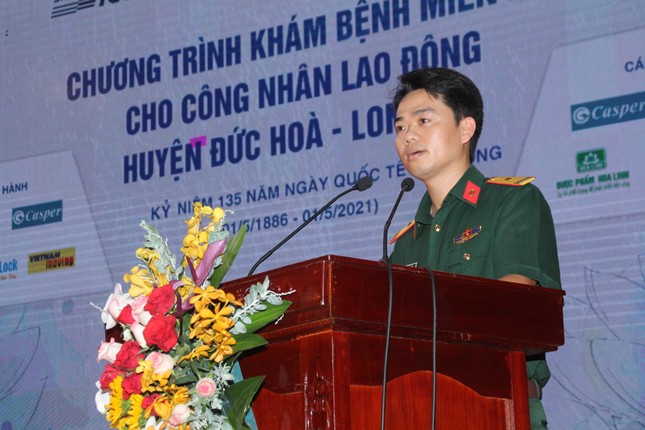 Khám bệnh, tặng quà cho 1.000 công nhân, người lao động Long An ảnh 9