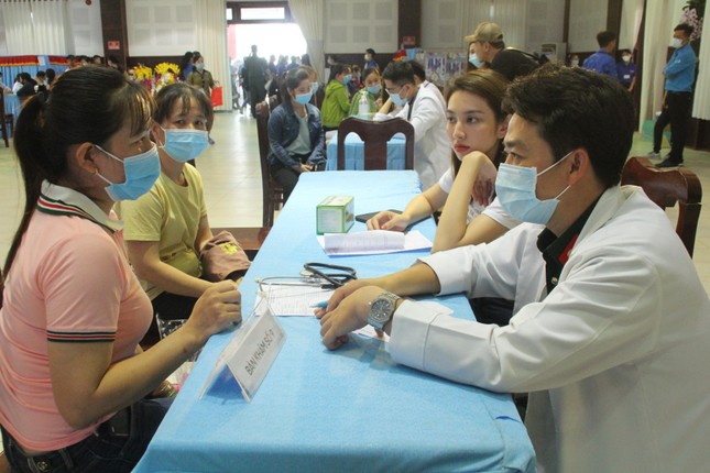 Khám bệnh, tặng quà cho 1.000 công nhân, người lao động Long An ảnh 3