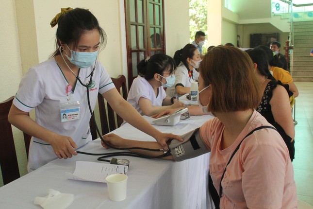 Khám bệnh, tặng quà cho 1.000 công nhân, người lao động Long An ảnh 2